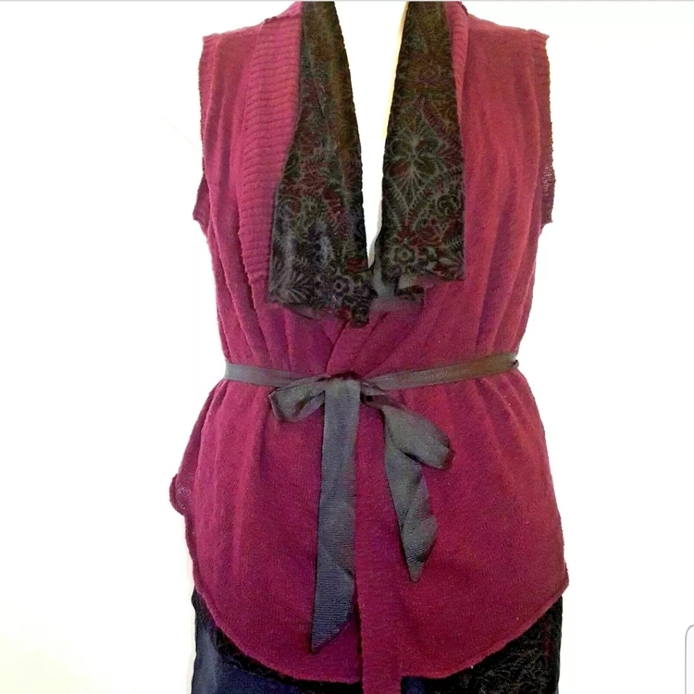 Buckle Women's Belted Sweater Vest Burgundy Large
